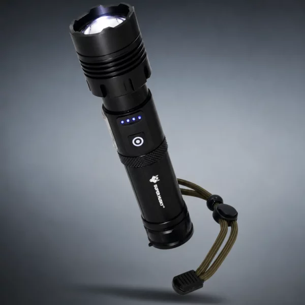 Lampe torche rechargeable Super Husky EXTRA200 noire avec faisceau allumé, batterie haute capacité et dragonne pour usage outdoor.