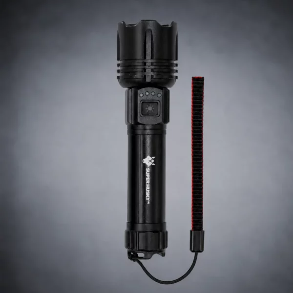 Lampe torche rechargeable Super Husky MAX100 noire avec dragonne, faisceau ajustable, batterie 18650 et corps robuste pour usage outdoor.