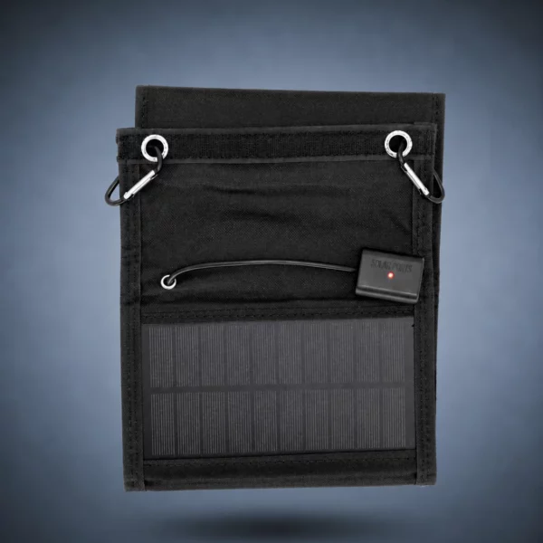 Panneau solaire pliable Super Husky SOLAR50 noir avec cellule monocristalline, câble intégré et voyant rouge de charge pour usage outdoor.